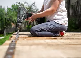 "דקים מוגבהים נבנים לרוב בהתאמה לבריכה"